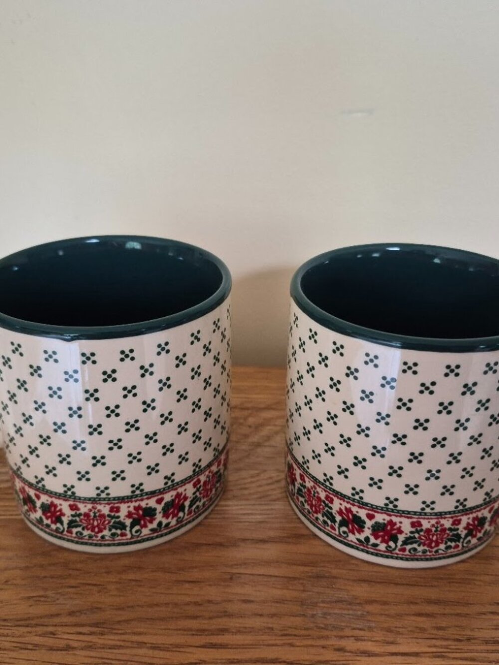 2 Vintage Potpourri Press Christmas Mugs